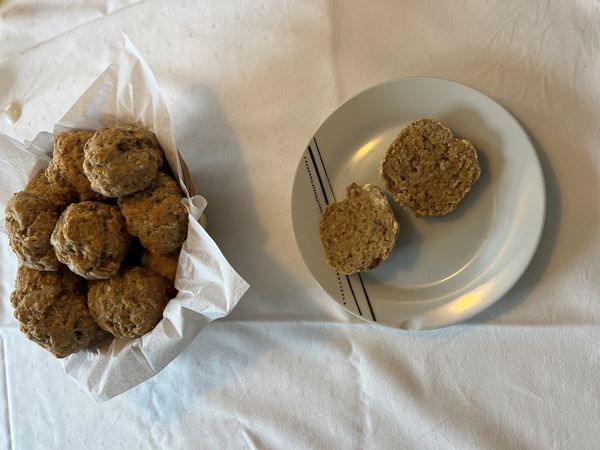 Sundhedshjælper eleverne SH marts 22 i uge 37 har haft ernæringslære og udefra energi beregning, har de lavet mad og anrette dem. Billedet til frokost er beregnet til at være 500 kalorier (Tallerkenmodel) Morgenmad er beregnet til 500 kalorie og mellemmåltid (Grovboller) 200 kalorier.